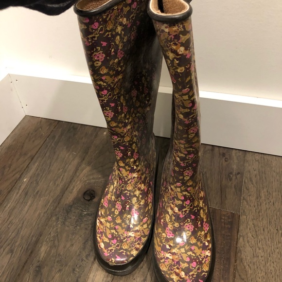 Size 7 rain boots - Picture 3 of 3